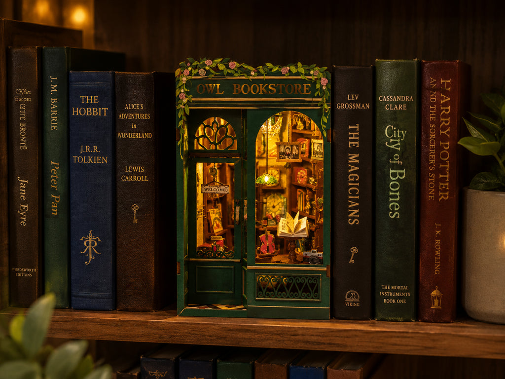 Librería del Búho en Miniatura con Luz LED